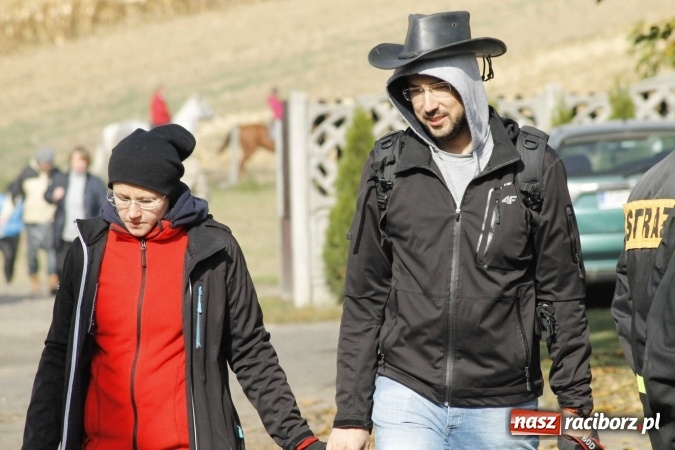 Zdjęcie w galerii na portalu naszraciborz.pl: Na żerdzińskim Hubertusie pogoda sprzyja wiadomości z regionu