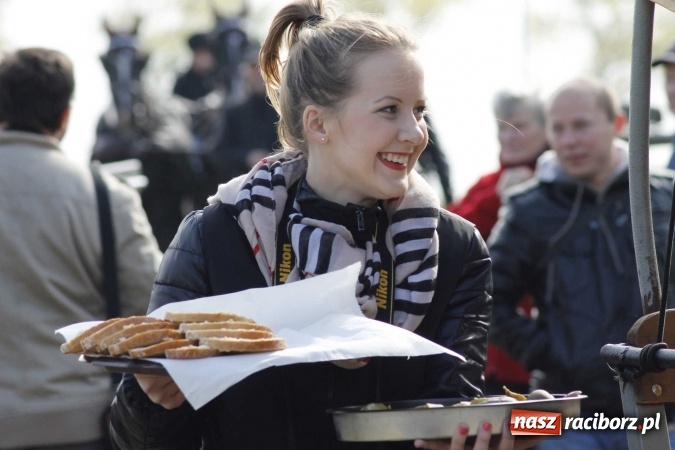Zdjęcie w galerii na portalu naszraciborz.pl: Na żerdzińskim Hubertusie pogoda sprzyja wiadomości z regionu