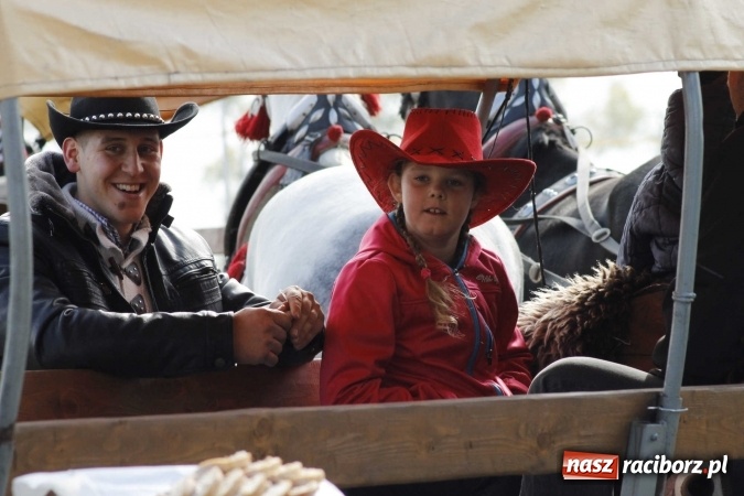 Zdjęcie w galerii na portalu naszraciborz.pl: Na żerdzińskim Hubertusie pogoda sprzyja wiadomości z regionu