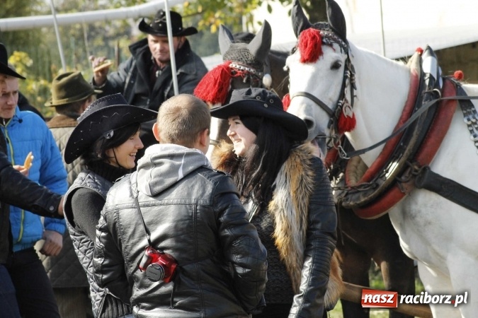 Zdjęcie w galerii na portalu naszraciborz.pl: Na żerdzińskim Hubertusie pogoda sprzyja wiadomości z regionu