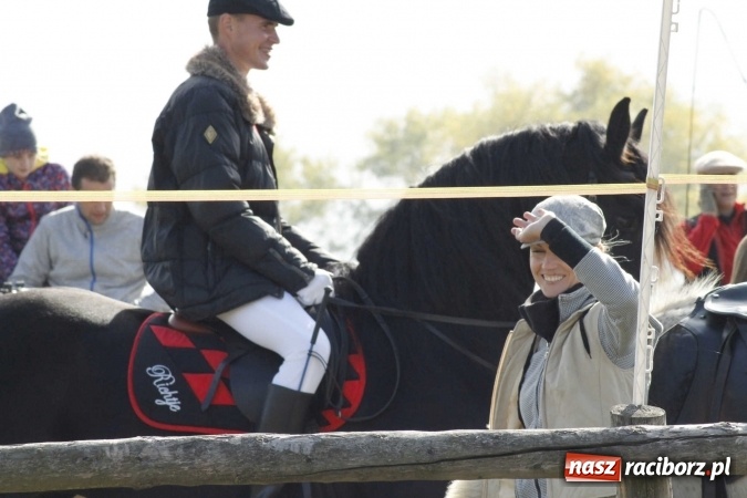 Zdjęcie w galerii na portalu naszraciborz.pl: Na żerdzińskim Hubertusie pogoda sprzyja wiadomości z regionu