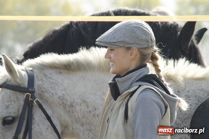 Zdjęcie w galerii na portalu naszraciborz.pl: Na żerdzińskim Hubertusie pogoda sprzyja wiadomości z regionu