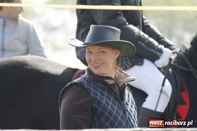 Zdjęcie w galerii na portalu naszraciborz.pl: Na żerdzińskim Hubertusie pogoda sprzyja wiadomości z regionu