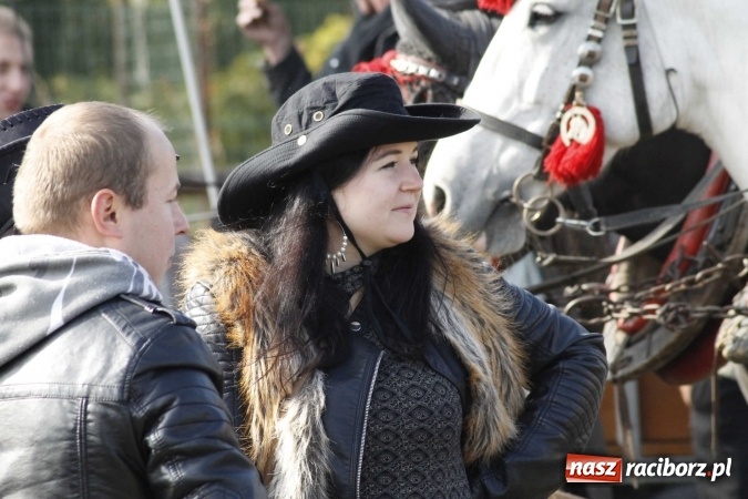 Zdjęcie w galerii na portalu naszraciborz.pl: Na żerdzińskim Hubertusie pogoda sprzyja wiadomości z regionu