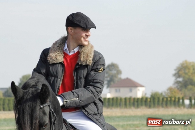 Zdjęcie w galerii na portalu naszraciborz.pl: Na żerdzińskim Hubertusie pogoda sprzyja wiadomości z regionu