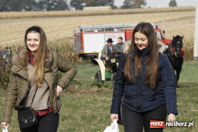 Zdjęcie w galerii na portalu naszraciborz.pl: Na żerdzińskim Hubertusie pogoda sprzyja wiadomości z regionu