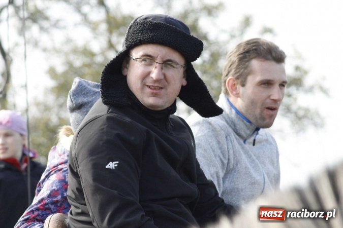 Zdjęcie w galerii na portalu naszraciborz.pl: Na żerdzińskim Hubertusie pogoda sprzyja wiadomości z regionu