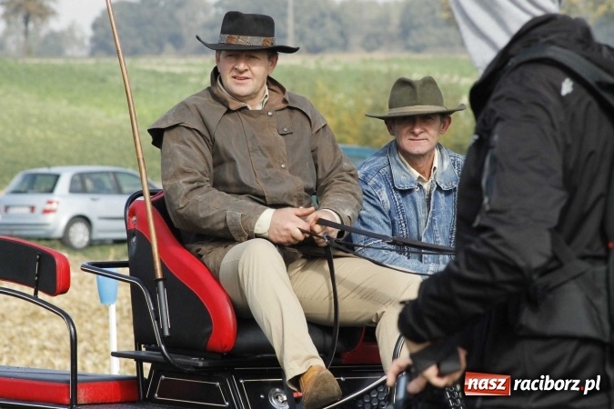 Zdjęcie w galerii na portalu naszraciborz.pl: Na żerdzińskim Hubertusie pogoda sprzyja wiadomości z regionu