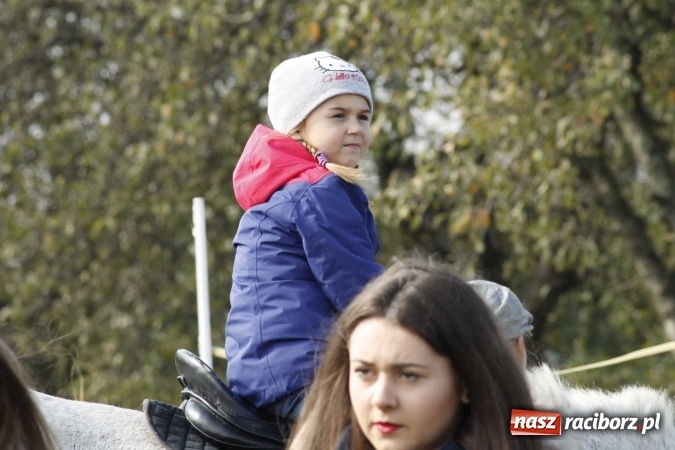 Zdjęcie w galerii na portalu naszraciborz.pl: Na żerdzińskim Hubertusie pogoda sprzyja wiadomości z regionu