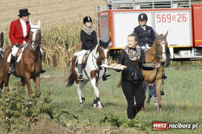 Zdjęcie w galerii na portalu naszraciborz.pl: Na żerdzińskim Hubertusie pogoda sprzyja wiadomości z regionu