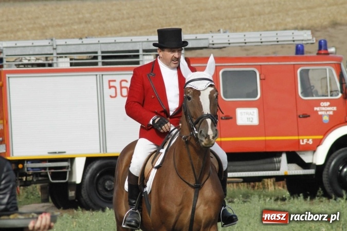 Zdjęcie w galerii na portalu naszraciborz.pl: Na żerdzińskim Hubertusie pogoda sprzyja wiadomości z regionu
