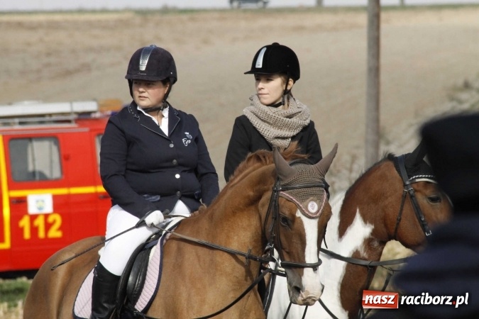 Zdjęcie w galerii na portalu naszraciborz.pl: Na żerdzińskim Hubertusie pogoda sprzyja wiadomości z regionu