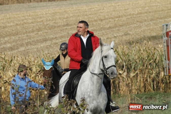 Zdjęcie w galerii na portalu naszraciborz.pl: Na żerdzińskim Hubertusie pogoda sprzyja wiadomości z regionu
