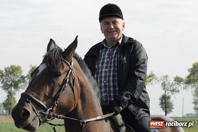 Zdjęcie w galerii na portalu naszraciborz.pl: Na żerdzińskim Hubertusie pogoda sprzyja wiadomości z regionu