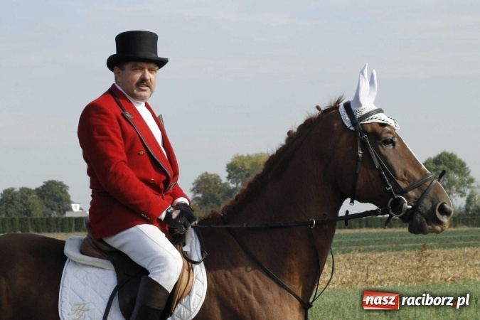 Zdjęcie w galerii na portalu naszraciborz.pl: Na żerdzińskim Hubertusie pogoda sprzyja wiadomości z regionu