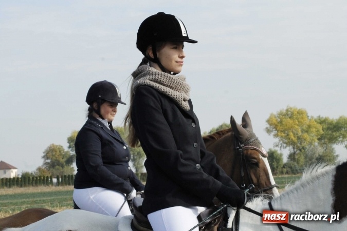 Zdjęcie w galerii na portalu naszraciborz.pl: Na żerdzińskim Hubertusie pogoda sprzyja wiadomości z regionu