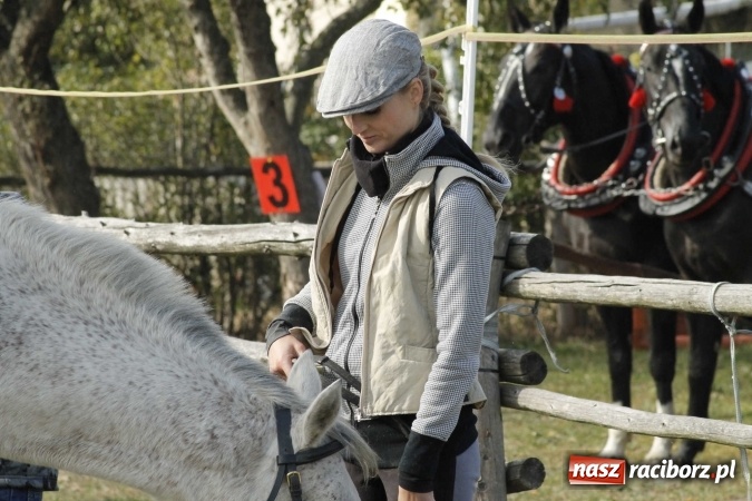 Zdjęcie w galerii na portalu naszraciborz.pl: Na żerdzińskim Hubertusie pogoda sprzyja wiadomości z regionu