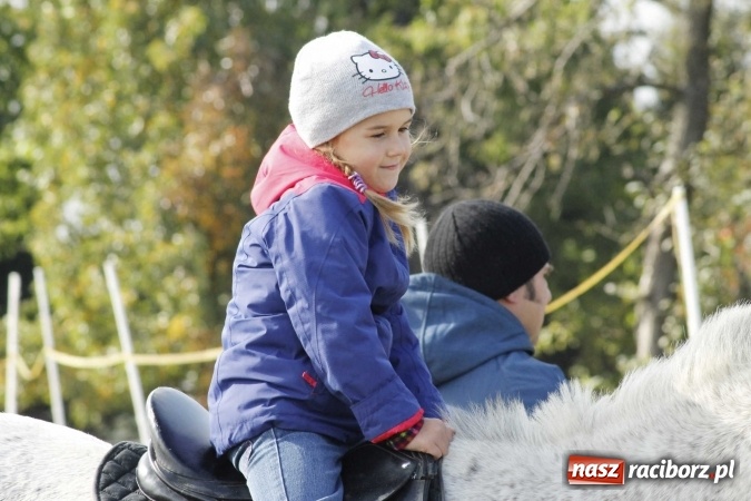 Zdjęcie w galerii na portalu naszraciborz.pl: Na żerdzińskim Hubertusie pogoda sprzyja wiadomości z regionu