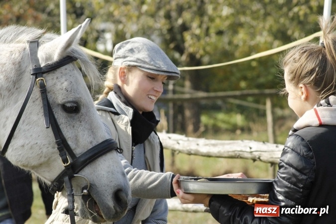 Zdjęcie w galerii na portalu naszraciborz.pl: Na żerdzińskim Hubertusie pogoda sprzyja wiadomości z regionu
