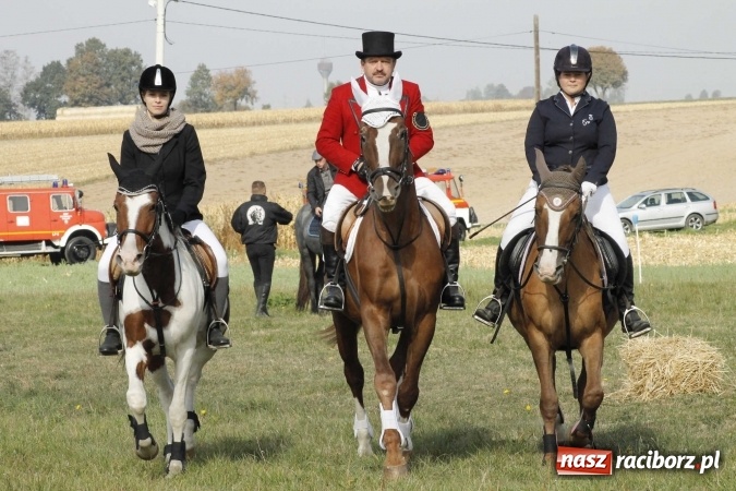 Zdjęcie w galerii na portalu naszraciborz.pl: Na żerdzińskim Hubertusie pogoda sprzyja wiadomości z regionu
