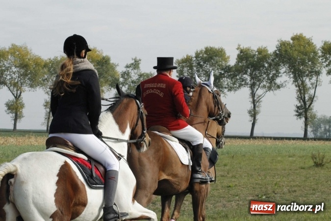 Zdjęcie w galerii na portalu naszraciborz.pl: Na żerdzińskim Hubertusie pogoda sprzyja wiadomości z regionu