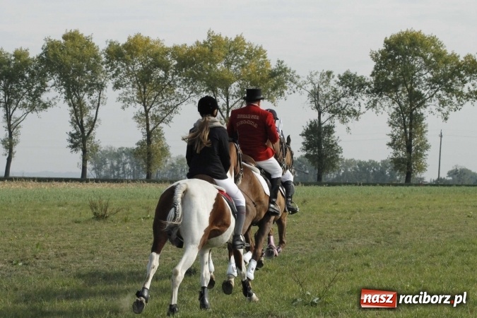 Zdjęcie w galerii na portalu naszraciborz.pl: Na żerdzińskim Hubertusie pogoda sprzyja wiadomości z regionu