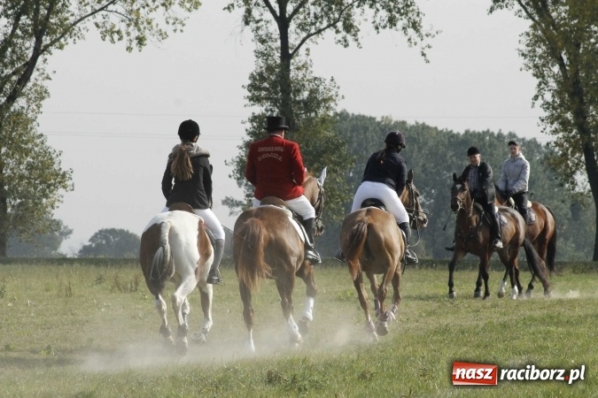 Zdjęcie w galerii na portalu naszraciborz.pl: Na żerdzińskim Hubertusie pogoda sprzyja wiadomości z regionu