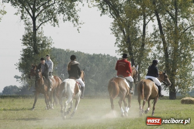 Zdjęcie w galerii na portalu naszraciborz.pl: Na żerdzińskim Hubertusie pogoda sprzyja wiadomości z regionu
