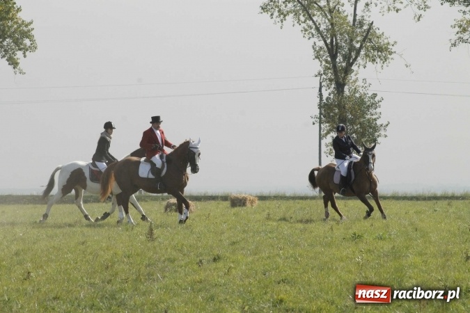 Zdjęcie w galerii na portalu naszraciborz.pl: Na żerdzińskim Hubertusie pogoda sprzyja wiadomości z regionu