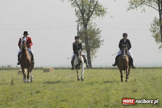 Zdjęcie w galerii na portalu naszraciborz.pl: Na żerdzińskim Hubertusie pogoda sprzyja wiadomości z regionu