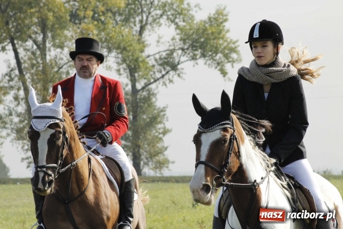 Zdjęcie w galerii na portalu naszraciborz.pl: Na żerdzińskim Hubertusie pogoda sprzyja wiadomości z regionu