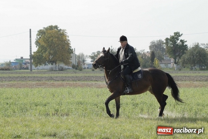 Zdjęcie w galerii na portalu naszraciborz.pl: Na żerdzińskim Hubertusie pogoda sprzyja wiadomości z regionu