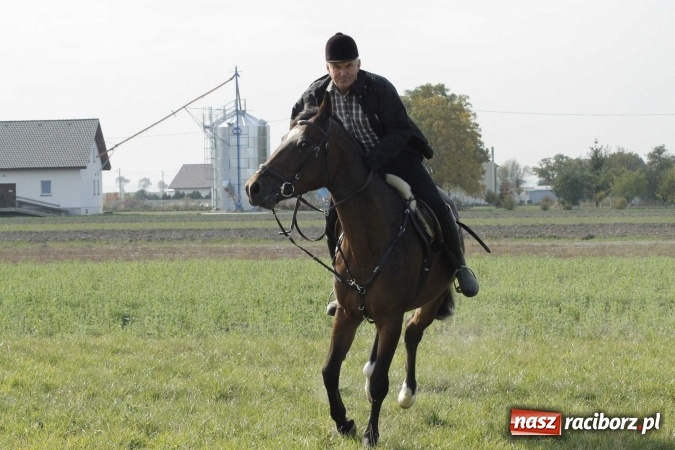 Zdjęcie w galerii na portalu naszraciborz.pl: Na żerdzińskim Hubertusie pogoda sprzyja wiadomości z regionu