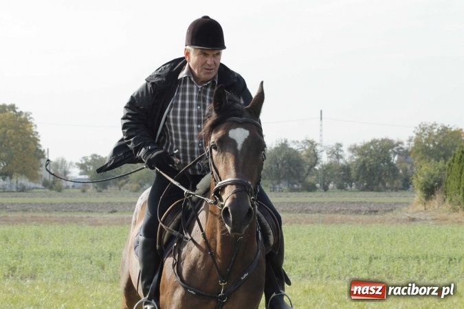 Zdjęcie w galerii na portalu naszraciborz.pl: Na żerdzińskim Hubertusie pogoda sprzyja wiadomości z regionu