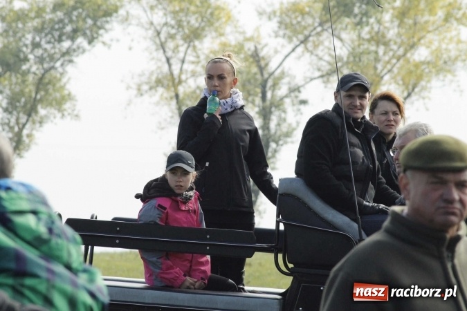 Zdjęcie w galerii na portalu naszraciborz.pl: Na żerdzińskim Hubertusie pogoda sprzyja wiadomości z regionu