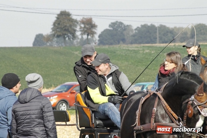 Zdjęcie w galerii na portalu naszraciborz.pl: Na żerdzińskim Hubertusie pogoda sprzyja wiadomości z regionu