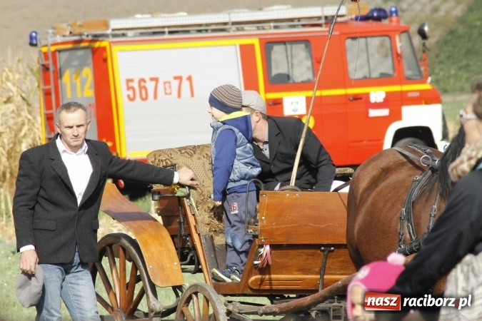 Zdjęcie w galerii na portalu naszraciborz.pl: Na żerdzińskim Hubertusie pogoda sprzyja wiadomości z regionu