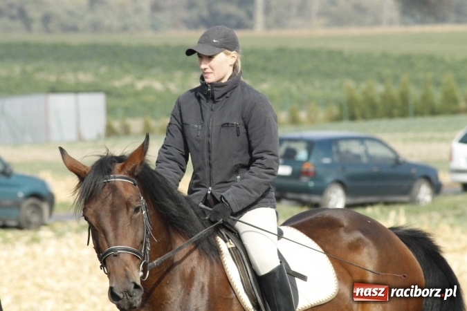 Zdjęcie w galerii na portalu naszraciborz.pl: Na żerdzińskim Hubertusie pogoda sprzyja wiadomości z regionu