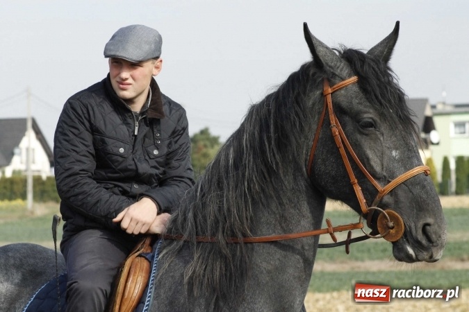 Zdjęcie w galerii na portalu naszraciborz.pl: Na żerdzińskim Hubertusie pogoda sprzyja wiadomości z regionu
