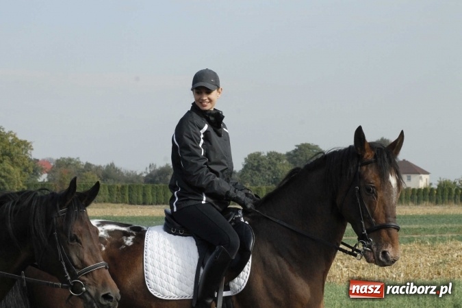 Zdjęcie w galerii na portalu naszraciborz.pl: Na żerdzińskim Hubertusie pogoda sprzyja wiadomości z regionu