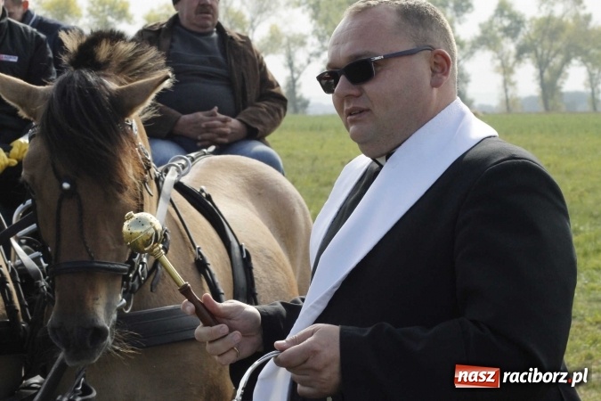 Zdjęcie w galerii na portalu naszraciborz.pl: Na żerdzińskim Hubertusie pogoda sprzyja wiadomości z regionu