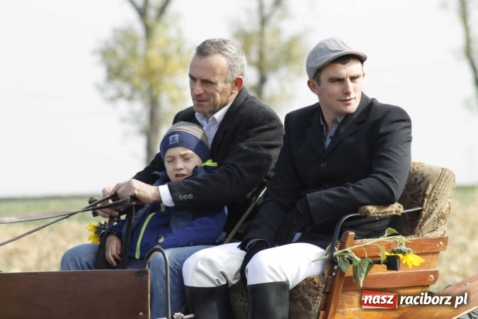 Zdjęcie w galerii na portalu naszraciborz.pl: Na żerdzińskim Hubertusie pogoda sprzyja wiadomości z regionu