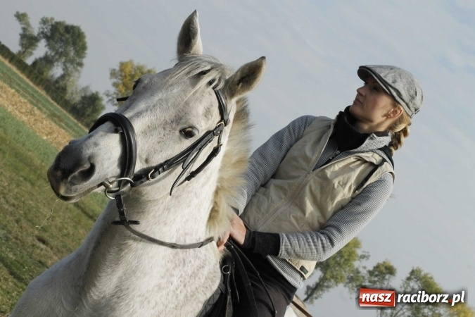 Zdjęcie w galerii na portalu naszraciborz.pl: Na żerdzińskim Hubertusie pogoda sprzyja wiadomości z regionu