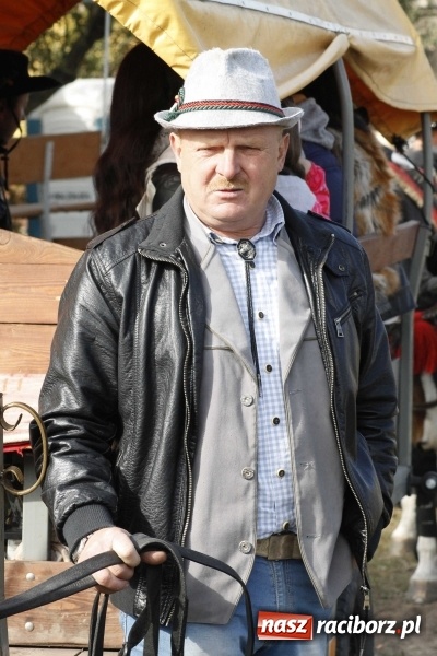 Zdjęcie w galerii na portalu naszraciborz.pl: Na żerdzińskim Hubertusie pogoda sprzyja wiadomości z regionu