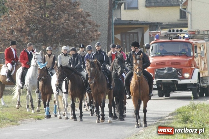 Zdjęcie w galerii na portalu naszraciborz.pl: Na żerdzińskim Hubertusie pogoda sprzyja wiadomości z regionu