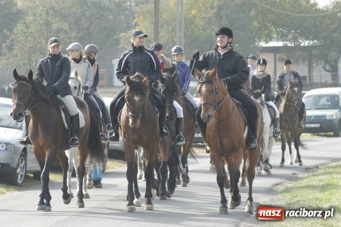 Zdjęcie w galerii na portalu naszraciborz.pl: Na żerdzińskim Hubertusie pogoda sprzyja wiadomości z regionu