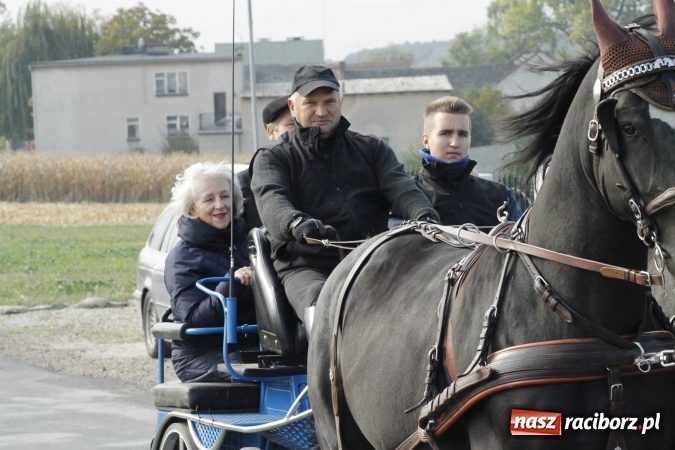 Zdjęcie w galerii na portalu naszraciborz.pl: Na żerdzińskim Hubertusie pogoda sprzyja wiadomości z regionu