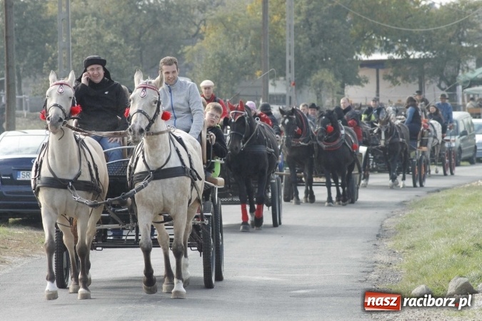 Zdjęcie w galerii na portalu naszraciborz.pl: Na żerdzińskim Hubertusie pogoda sprzyja wiadomości z regionu