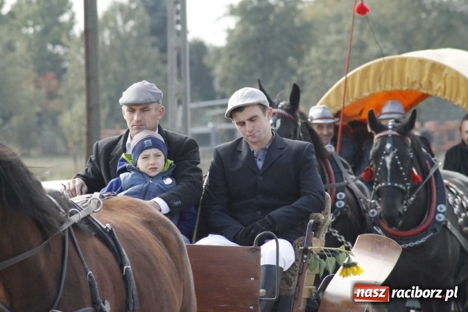 Zdjęcie w galerii na portalu naszraciborz.pl: Na żerdzińskim Hubertusie pogoda sprzyja wiadomości z regionu