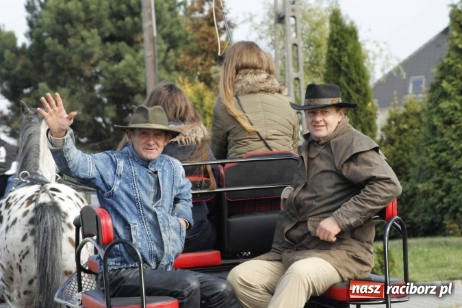 Zdjęcie w galerii na portalu naszraciborz.pl: Na żerdzińskim Hubertusie pogoda sprzyja wiadomości z regionu